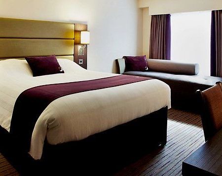 Premier Inn Premier Inn Heathrow Airport Terminal 4 스탠웰 외부 사진