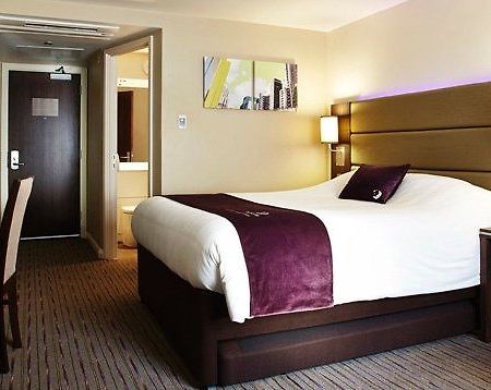 Premier Inn Premier Inn Heathrow Airport Terminal 4 스탠웰 외부 사진